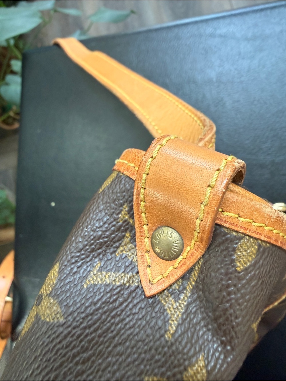 Louis Vuitton Monogram Canvas Messenger Bag with Tan Trim - Picture 4 of 14